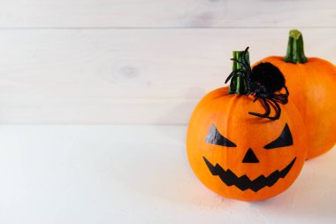 Halloween. Beyaz ahşap arka plan üzerinde kabak. Horisontal oryantasyon, kopyalama alanı.