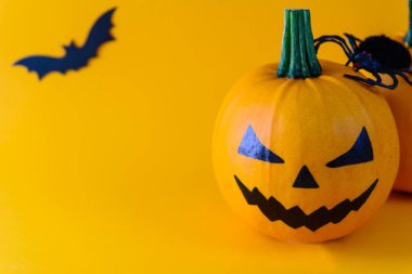 Halloween. Turuncu bir arka plan üzerinde kabak. Horisontal oryantasyon, kopyalama alanı.