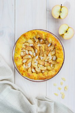 Ahşap bir masada tarçın ve badem ile Elma galette. Ev yapımı turta.