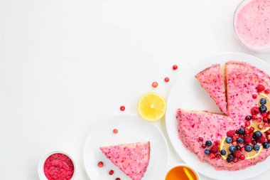 Beyaz bir masada limon ile ev yapımı kızılcık pasta. Düz döşeme, yatay yönlendirme, kopyalama alanı.