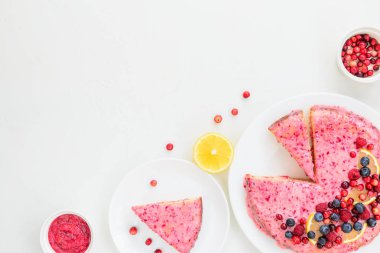 Beyaz bir masada limon ile ev yapımı kızılcık pasta. Düz döşeme, yatay yönlendirme, kopyalama alanı.