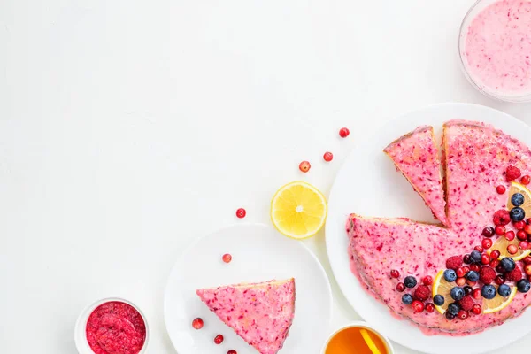 Beyaz bir masada limon ile ev yapımı kızılcık pasta. Düz döşeme, yatay yönlendirme, kopyalama alanı.