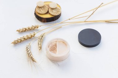 Beyaz arka planda makyaj için gevşek mineral tozu.