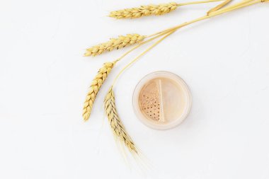 Beyaz arka planda makyaj için gevşek mineral tozu.