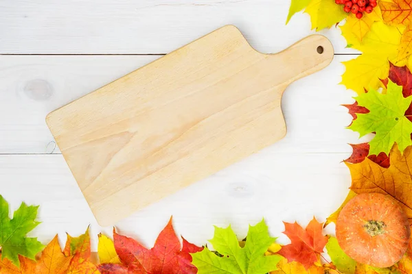 Plateau Sur Une Table Bois Blanc Dans Cadre Feuilles Érable — Photo