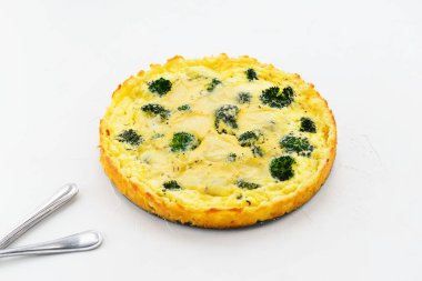 Beyaz arka planda brokoli ve peynirli ev yapımı tart..