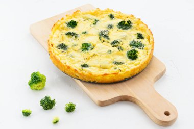 Beyaz bir masada brokoli ve peynirli ev yapımı tart..