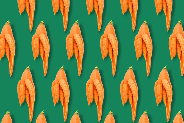 Hässliches Karottenmuster Auf Grünem Hintergrund Hässliches Gemüsekonzept — Stockfoto