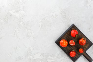 Gri arka planda çirkin çürük domatesler. Yatay yönelim, kopyalama alanı, düz yatış.