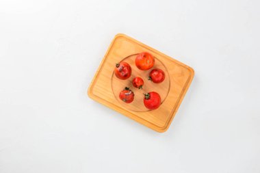 Açık arkaplanda çirkin çürük domatesler.