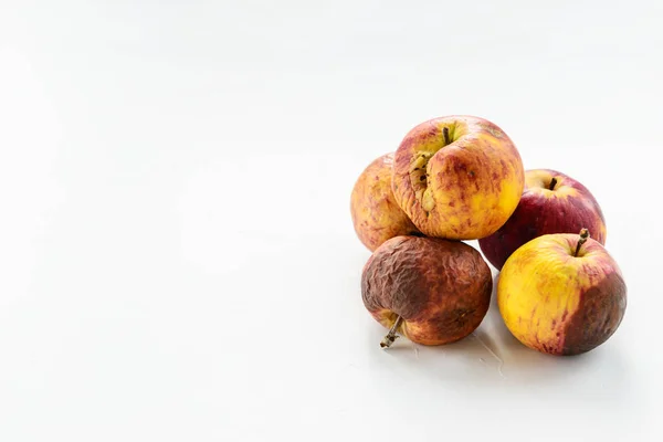 Manzanas Feas Podridas Sobre Fondo Blanco Orientación Horizontal Espacio Copia — Foto de Stock