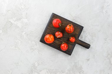 Hafif arka planda çirkin çürük domatesler. Yatay yönelim, boşluğu kopyala.