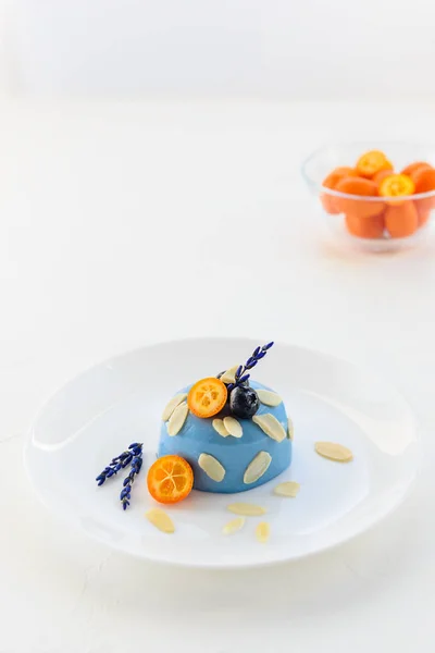 Panna Cotta Dessert Mit Blauem Matcha Kumquat Blaubeeren Mandeln Und — Stockfoto