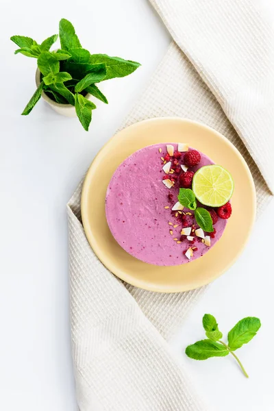 Pastel Anacardo Crudo Congelado Con Frambuesas Menta Lima Sobre Fondo —  Fotos de Stock