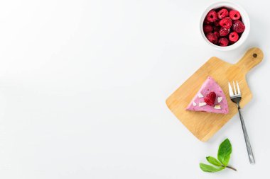 Ahududulu, naneli ve limonlu ev yapımı çiğ, çiğ kaju keki. Vejetaryen tatlı, şekersiz, glüten, laktoz. Dikey yönelim, üst görünüm, kopyalama alanı.