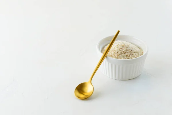 Coque Psyllium Dans Bol Blanc Avec Une Cuillère Orientation Horizontale — Photo