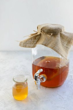 Gri bir masada kavanozda ev yapımı kombu çayı. Sağlıklı içecek, probiyotik..