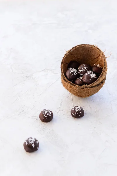 Doces Caseiros Feitos Aveia Nozes Passas Revestidos Com Chocolate Escuro — Fotografia de Stock