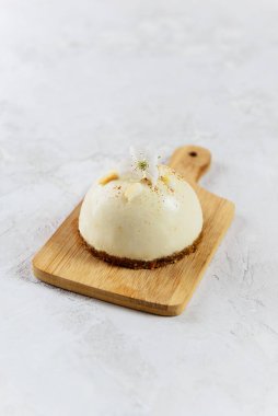 Beyaz tahta üzerinde kremalı pasta var. Şeker, glüten, laktoz yok.. 