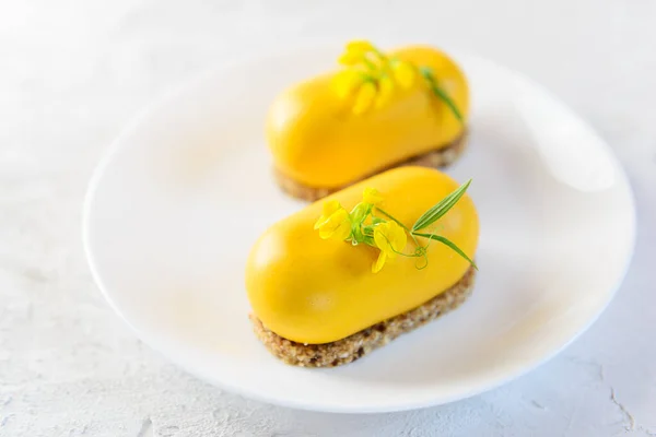 Vegane Mousse Cashew Und Sanddornkuchen Auf Einem Weißen Teller Kein — Stockfoto