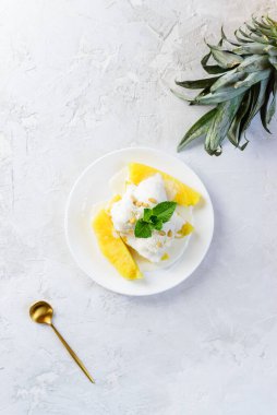 Hindistan cevizli dondurma ve çam fıstığı ve naneli fırında ananas. Vejetaryen tatlı. Laktozsuz ve şekersiz.