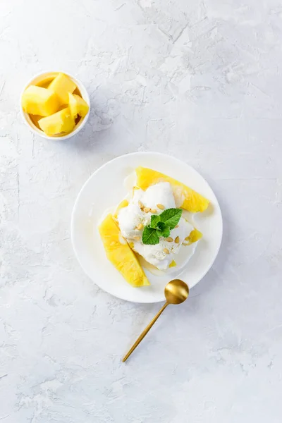 Kokosová Mléčná Zmrzlina Plátky Pečeného Ananasu Piniových Oříšků Mátou Bez — Stock fotografie