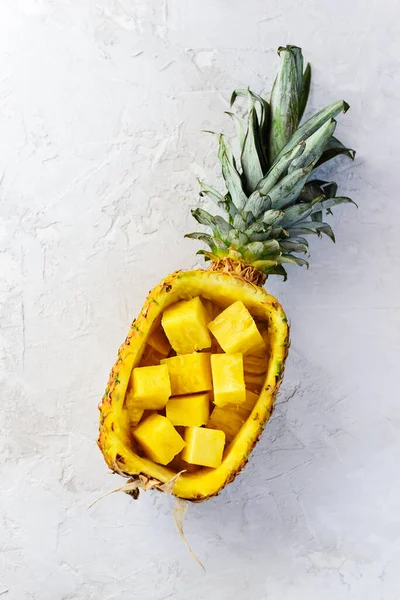 Ananas Tagliato Pezzi Tavolo Grigio — Foto Stock