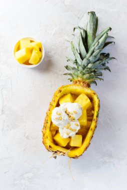 Hindistan cevizli dondurma, ananas ve çam fıstığı dilimleri. Laktoz ve şeker yok. Dikey yönelim, üst görünüm.