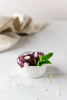 Naneli ve badem yapraklı yabanmersinli dondurma. Şeker ve laktozsuz.