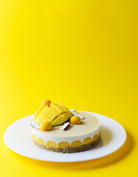 Torta Anacardo Crudo Con Mango Coco Sobre Fondo Amarillo Azúcar —  Fotos de Stock