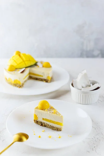 Roher Cashewkuchen Mit Mango Marmelade Und Kokosnuss Auf Einem Weißen — Stockfoto