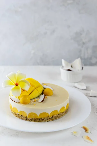 Cashewtorte Mit Mango Praline Und Kokosnuss Dekoriert Mit Frangipani Blüten — Stockfoto