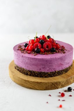 Siyah fındıklı kremalı kek ve tahta tahtada çikolatalı pralin. Şeker, laktoz, glütensiz. Vejetaryen tatlı, sağlıklı yemek..