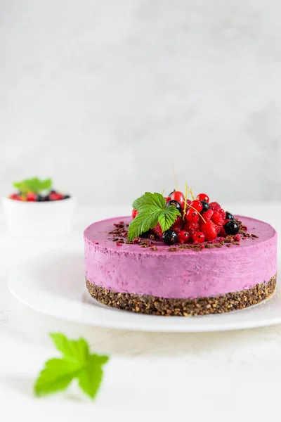 Mousse Cashew Kaka Med Svarta Vinbär Och Choklad Pralin Vit — Stockfoto