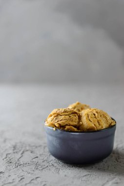 Aquafaba 'dan kahve dondurması, gri bir masanın üzerinde. Şeker, laktoz, glütensiz.