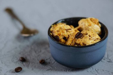 Aquafaba 'dan gri bir kasede kahve dondurması. Şeker, laktoz, glütensiz.