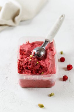 Bir kutuda Aquafaba 'dan ev yapımı ahududu dondurması. Şeker, laktoz, glütensiz.