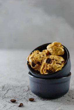 Aquafaba 'dan gelen ev yapımı kahve dondurması gri bir masada. Şeker, laktoz, glütensiz.