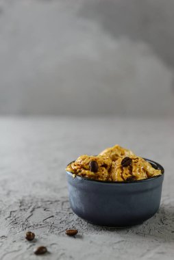 Gri bir masada Aquafaba 'dan ev yapımı kahve dondurması. Şeker, laktoz, glütensiz.