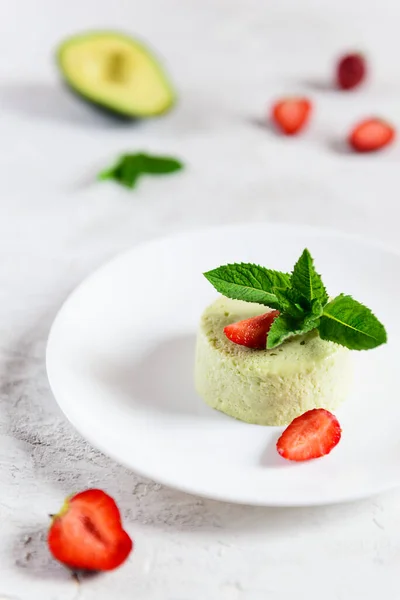 Hemlagad Avokado Panna Cotta Med Jordgubbar Och Mynta Socker Laktos — Stockfoto