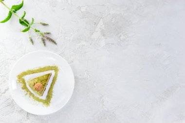 Beyaz tabakta kibritli bir dilim çikolatalı pasta. Şeker, laktoz, glütensiz. Yatay yönelim, üst görünüm, kopyalama alanı.