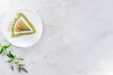 Beyaz tabakta kibritli bir dilim çikolatalı pasta. Şeker yok, laktoz yok, glüten yok. Sağlıklı yemek, vejetaryen. Yatay yönelim, üst görünüm, kopyalama alanı.