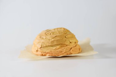 Bulut ekmeği, beyaz arka planda şeker ve yumurtadan yapılan havadar tatlı..