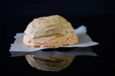 Bulutlu ekmek, şekerden ve yumurtadan yapılan havadar tatlı, siyah arka planda..