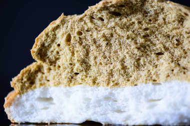 Ev yapımı bulut ekmeği, şekerden ve yumurtadan yapılan tatlı siyah arka planda..