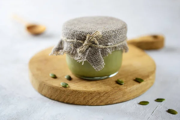 Tahtadaki cam kavanozda balkabağı ezmesi..