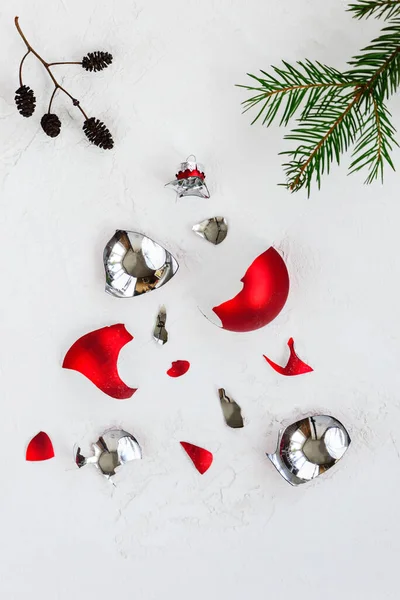 Kırık kırmızı Noel balosu, arka planda bir Noel ağacı şeklinde..