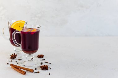 Tarçın, anason, karanfil ve portakallı sıcak şarap. Yatay yönelim, boşluğu kopyala.