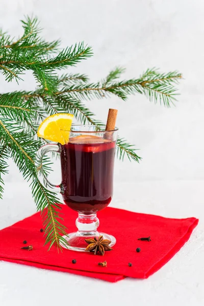 Weihnachtsglühwein Mit Zimt Anis Nelken Und Orange Becher Auf Roter — Stockfoto