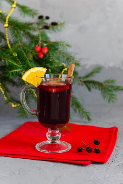 크리스마스 트리의 배경에 뿔잔에 아니스 오렌지와 따끈하게 포도주 — 스톡 사진